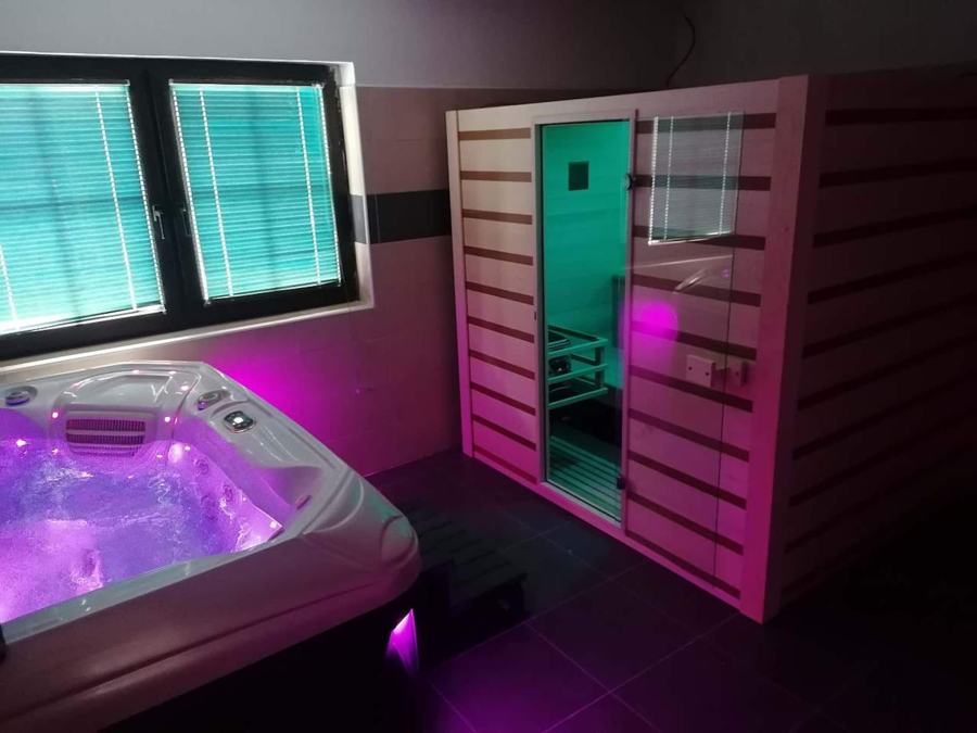 Wellness místnost s barevným světlem